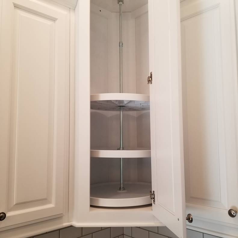A bathroom with a white door

Description automatically generated