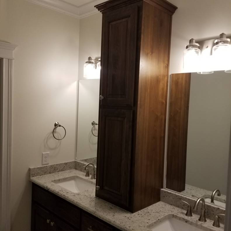A bathroom with a sink and a mirror

Description automatically generated