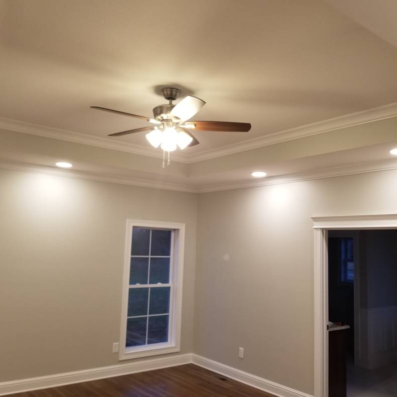 A large empty room

Description automatically generated