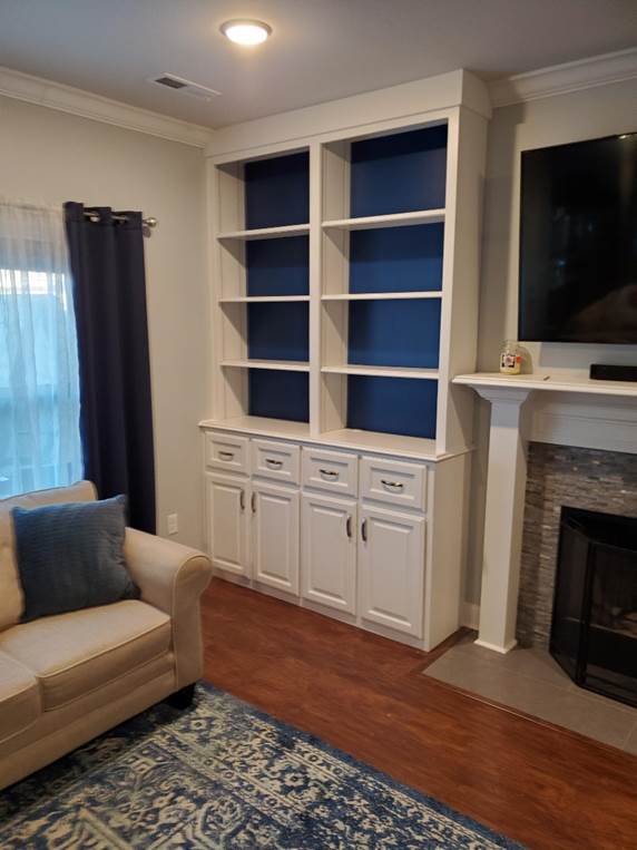 A living room with a fireplace

Description automatically generated with medium confidence