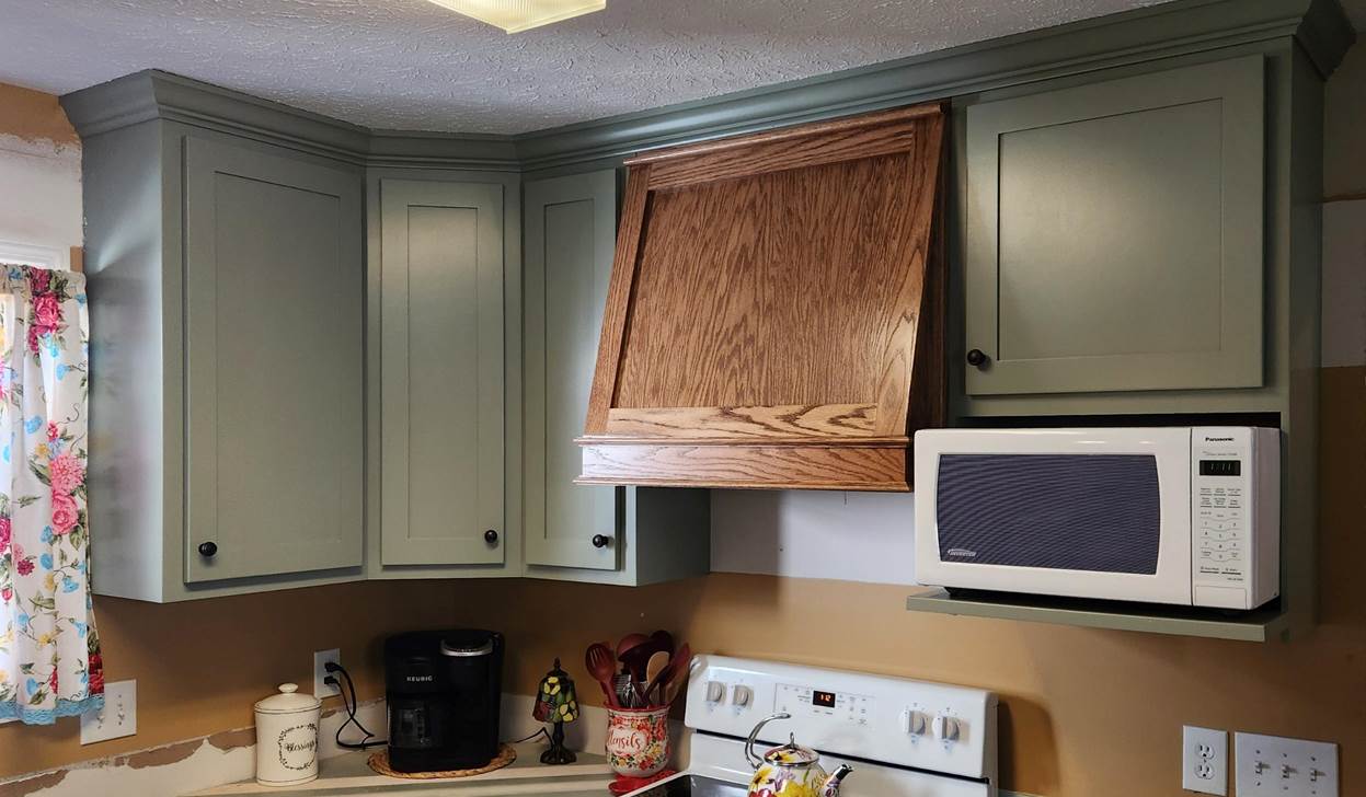 A kitchen with a microwave oven and sink

Description automatically generated
