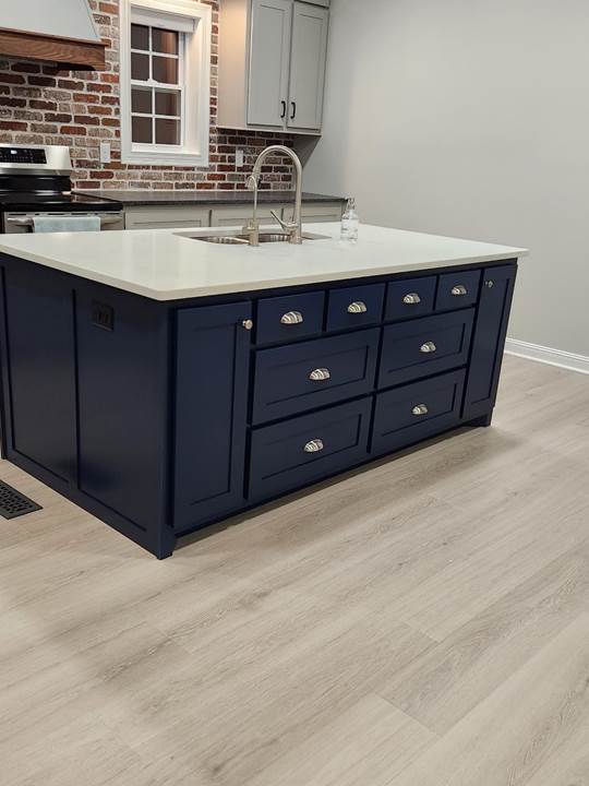 A kitchen with a white countertop

Description automatically generated