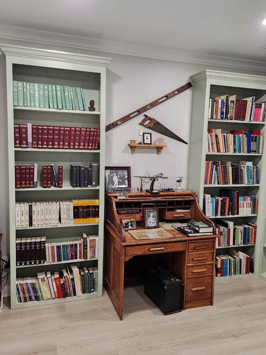 A desk in a library

Description automatically generated