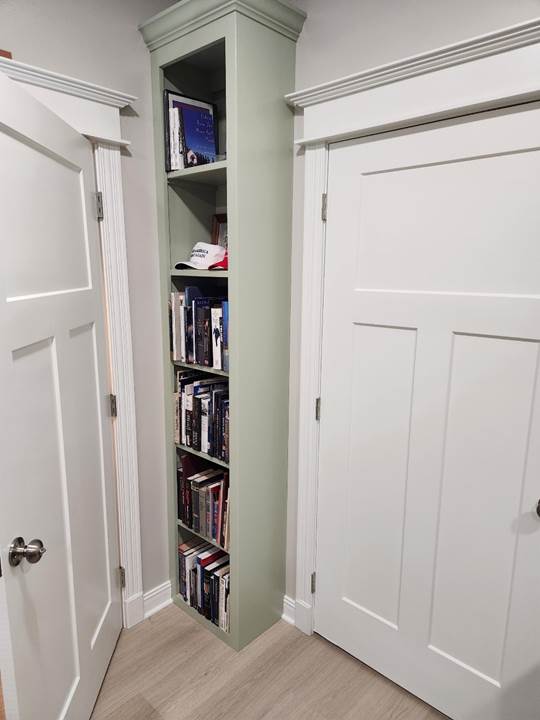 A shelf with books in it

Description automatically generated