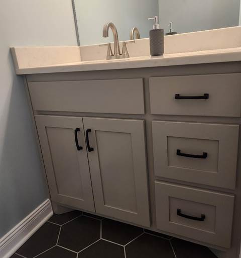 A bathroom with a sink and a mirror

Description automatically generated