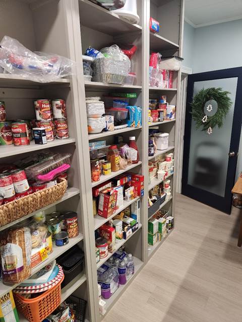 Shelves with food on it

Description automatically generated