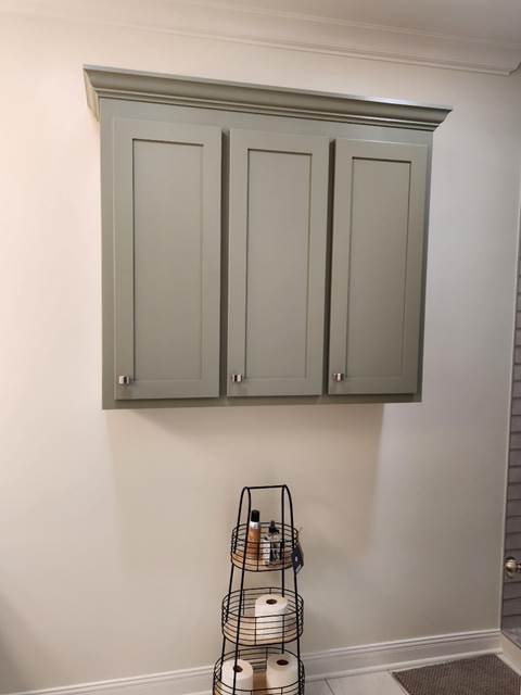 A cabinet above a counter

Description automatically generated
