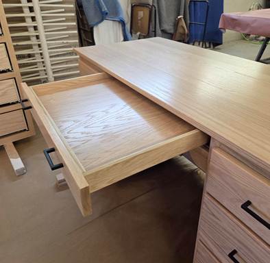 A desk with a drawer

AI-generated content may be incorrect.