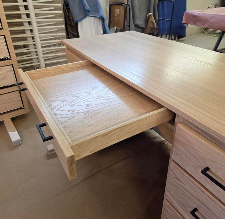A desk with a drawer

AI-generated content may be incorrect.