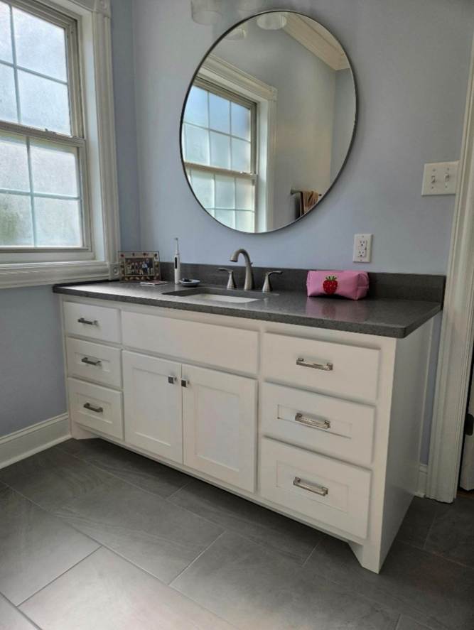 A bathroom with a mirror

AI-generated content may be incorrect.