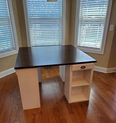 A room with a wooden floor

Description automatically generated
