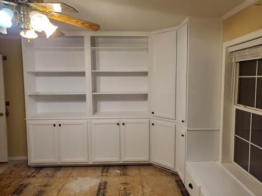 A large empty room

Description automatically generated