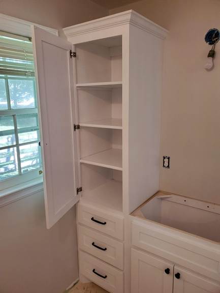 A close up of a sink and a window

Description automatically generated